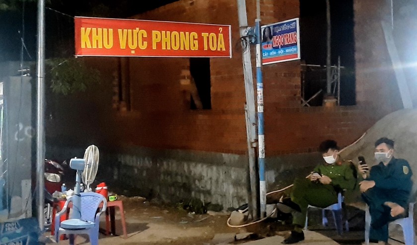 Cơ quan chức năng đã khoanh vùng phong tỏa khu vực nhà ông L. Ảnh: N.Thừa