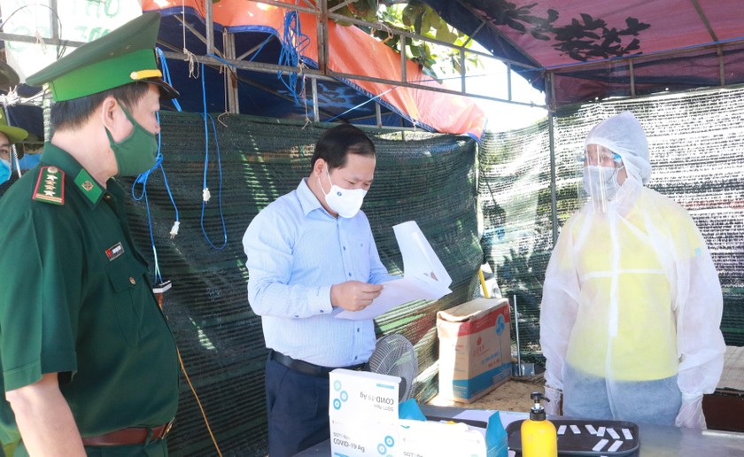 Chủ tịch UBND tỉnh Bình Định Nguyễn Phi Long (giữa) kiểm tra công tác phòng, chống dịch COVID-19. Ảnh: Tiểu ban tuyên truyền phòng, chống dịch COVID-19 Bình Định.