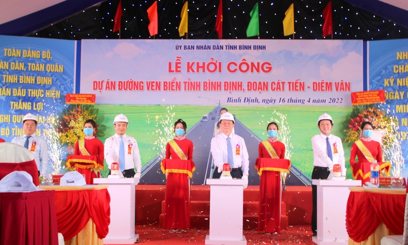 Các đại biểu bấm nút khởi công dự án.