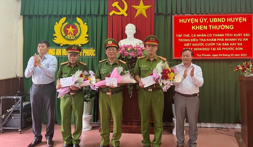 Khen thưởng lực lượng tham gia điều tra vụ án. Ảnh: congan.binhdinh.gov.vn.