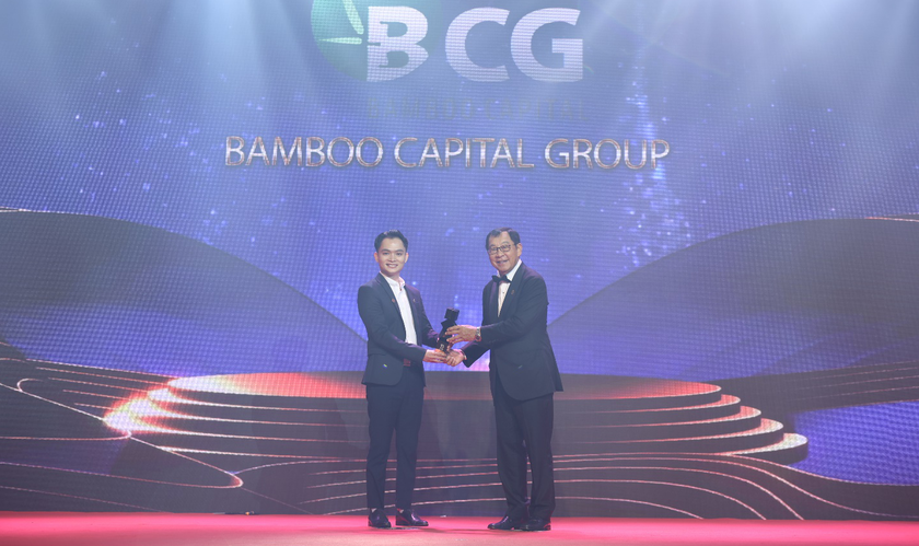 Ông Lê Thanh Tùng - Trợ lý Chiến lược Chủ tịch HĐQT Tập đoàn Bamboo Capital nhận giải Doanh nghiệp xuất sắc châu Á 2022.