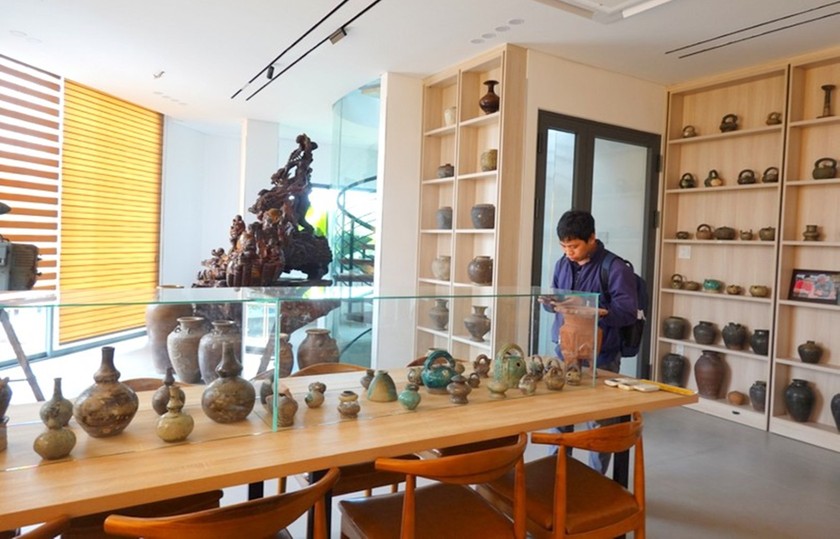 Hơn 200 hiện vật gốm Quảng Đức được trưng bày.