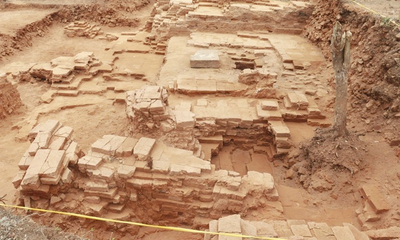 Toàn cảnh hố khai quật phế tích tháp Đại Hữu.