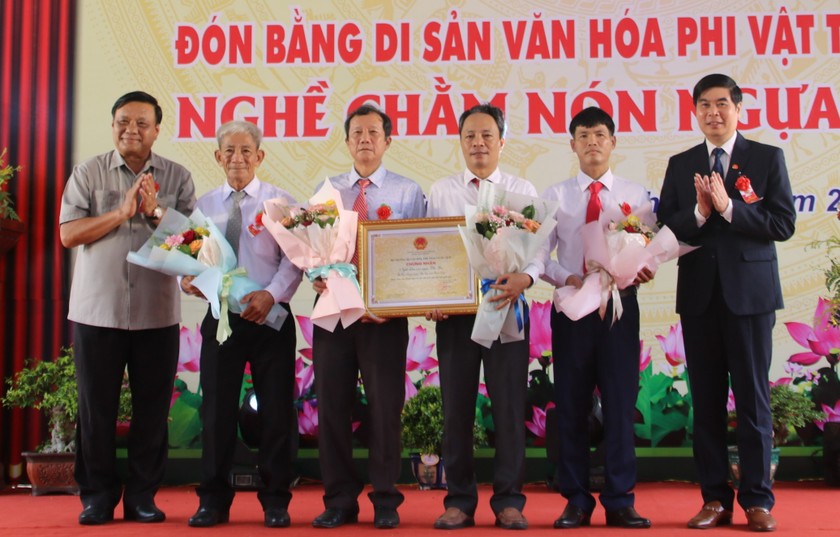 Đón nhận Bằng di sản văn hóa phi vật thể quốc gia “Nghề chằm nón ngựa Phú Gia”.