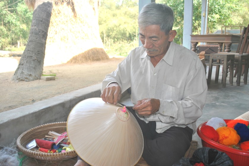 Nghệ nhân Đỗ Văn Lan chằm nón ngựa Phú Gia.
