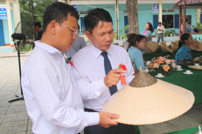 Nhiều chiếc nón có bịt bạc, chạm trổ hình rồng, phượng trên đỉnh nón.
