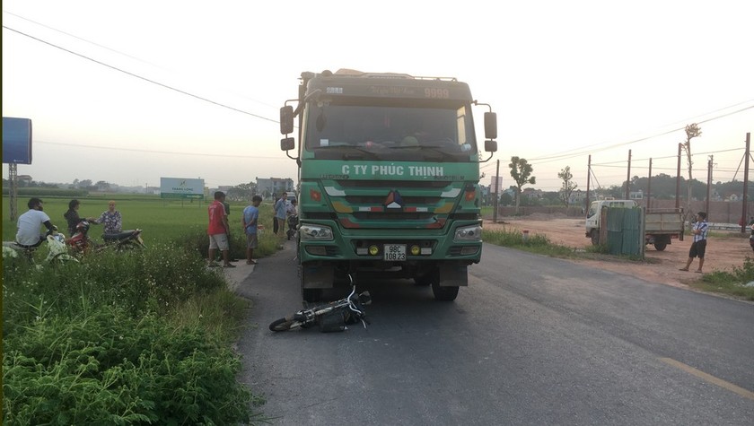 Ô tô tải ben va xe đạp điện, 1 phụ nữ ngã ra đường, bị thương