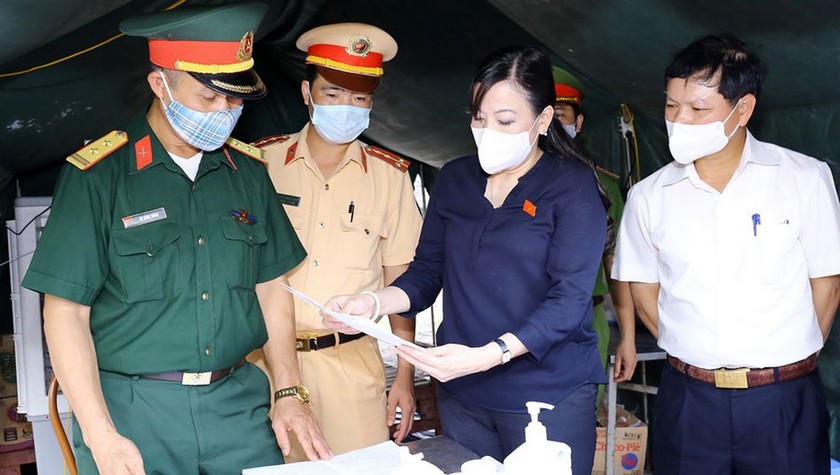 Bí thư Tỉnh ủy Nguyễn Thanh Hải và đoàn công tác đến kiểm tra, động viên các lực lượng tại chốt kiểm soát liên ngành phòng, chống dịch COVID-19 ở nút giao Sông Công.