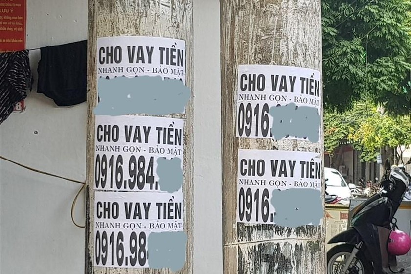 Tờ rơi quảng cáo cho vay tiền được dán chi chít tại các cột điện dọc 2 bên đường Hải Thượng Lãn Ông (Thành phố Ninh Bình), tỉnh Ninh Bình.