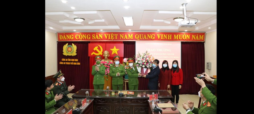 Đại diện doanh nghiệp tặng hoa chúc mừng và cảm ơn các đơn vị đã khám phá nhanh vụ trộm cắp tài sản.