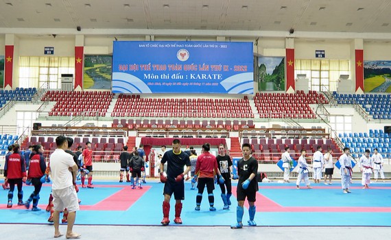 Quang cảnh chuẩn bị của các vận động viên trước giải đấu tại Nhà thi đấu Thể dục Thể thao tỉnh Ninh Bình.