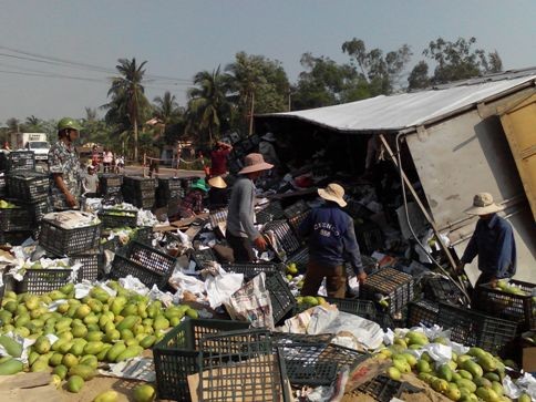  Né người đi đường, xe tải chở trái cây lật nhào