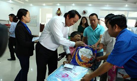 Ông Thân Đức Nam tặng quà cho Trung tâm nuôi dưỡng người có công cách mạng TP. Đà Nẵng