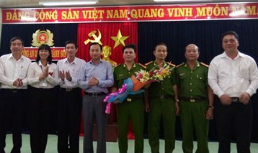 Bí thư Nguyễn Xuân Anh chúc mừng chiến công của Công an quận Ngũ Hành Sơn.
