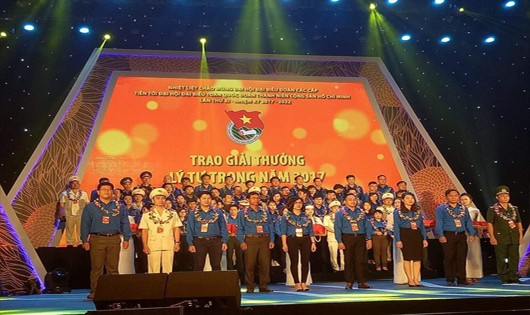 Các đoàn viên nhận giải thưởng Lý Tự Trọng 2017