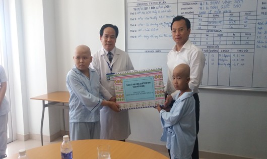 Bí thư Nguyễn Xuân Anh thăm và tặng quà tại Bệnh viện ưng bướu Đà Nẵng