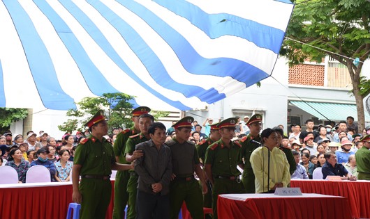 Cặp vợ chồng Dũng và Oanh tại phiên tòa xét xử lưu động