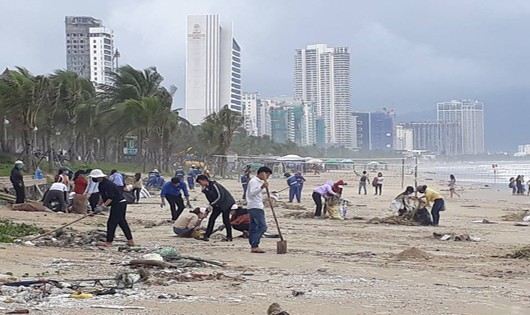 Các lực lượng đoàn viên, lực lượng vũ trang, thanh niên...don rác bãi biển ngày 11/12