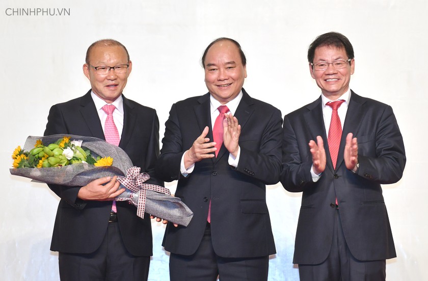 Ông Park Hang Seo nhận hoa chúc mừng của Thủ tướng Nguyễn Xuân Phúc