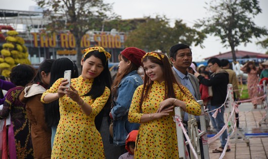 Du khách ghi lại khung cảnh đặc sắc trên đường hoa Xuân Kỷ Hợi 2019 Đà Nẵng
