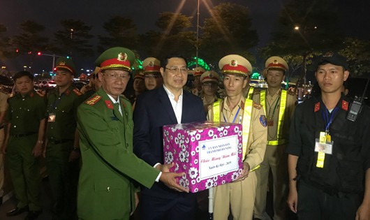Chủ tịch Huỳnh Đức Thơ thăm và chúc tết lực lượng 911 đang làm nhiệm vụ đêm giao thừa