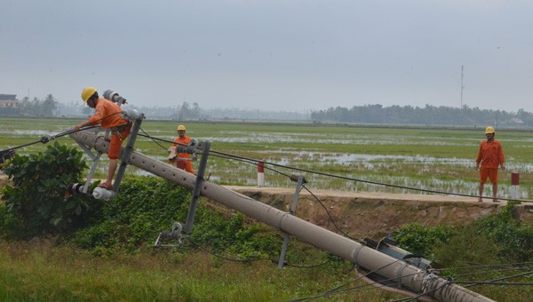 EVNCPC nổ lực khôi phục cấp điện cho khách hàng miền Trung bị ảnh hưởng của bão số 5