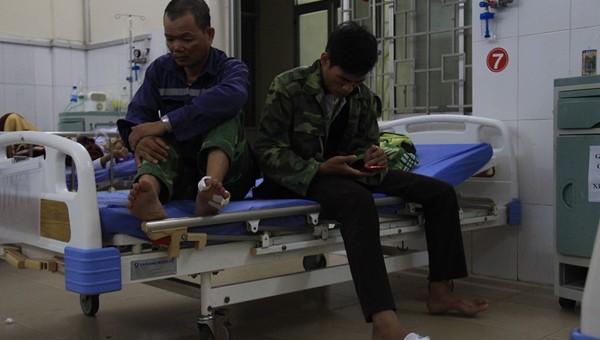 Nhóm công nhân bị thương đang điều trị tại Bệnh viện