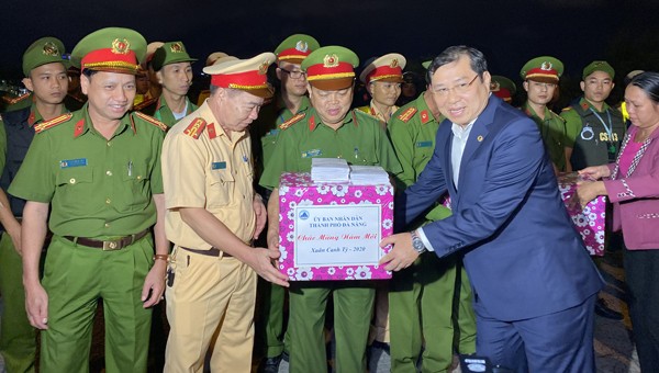 Lãnh đạo thành phố Đà Nẵng thăm, động viên các lực lượng làm nhiệm vụ đêm giao thừa!