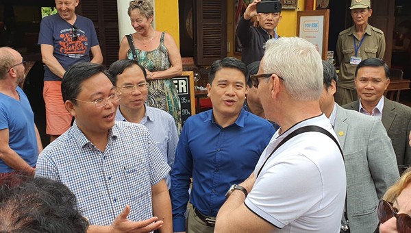 Chủ tịch tỉnh Quảng Nam dạo phố cổ Hội An, nói chuyện với khách Tây khẳng định địa phương là điểm đến an toàn