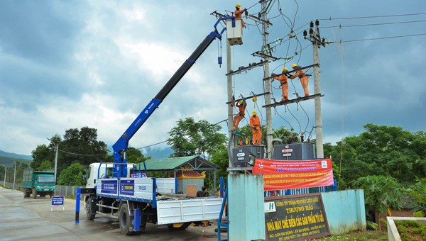 Đóng điện công trình thành niên chào mừng Đại hội Đảng bộ Công ty Điện lực Quảng Ngãi