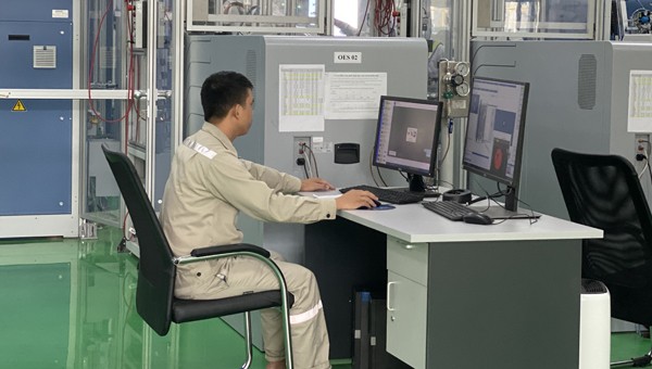 Nhóm chuyên gia 15 người làm việc tại Công ty CP Thép Hòa Phát, Dung Quất (ảnh nơi làm việc tại Nhà máy Hòa Phát)