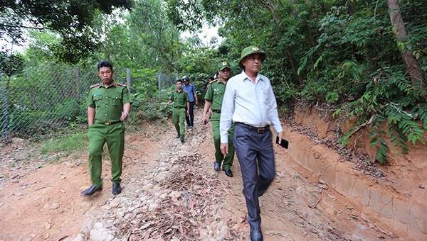 Đại tá Trần Mưu trực tiếp đi thực tế hiện trường rừng Hải Vân để nhận định hướng di chuyển của phạm nhân  vượt ngục