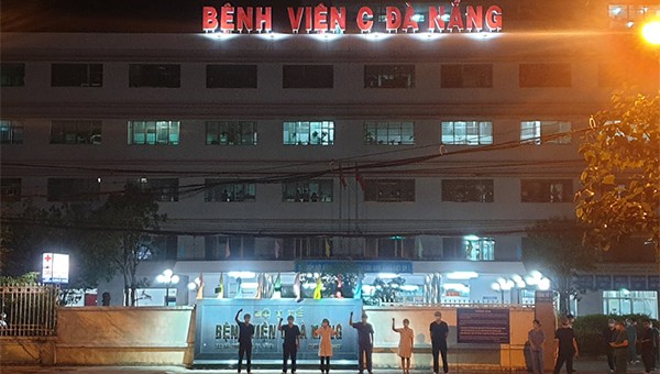 Đội ngũ y bác sĩ mở cánh cổng để bước ra bên ngoài Bệnh viện, xúc động ghi lại thời khắc đáng nhớ