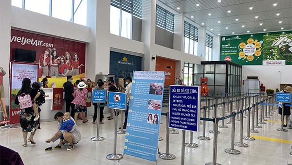 Du khách làm thủ tục tại sân bay Chu Lai, Quảng Nam.