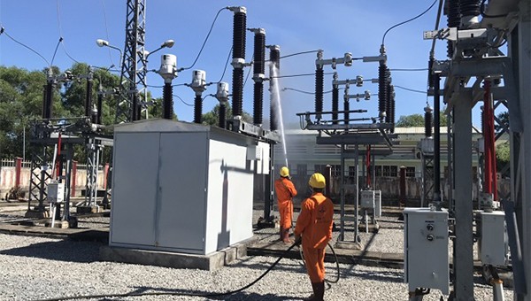 Tnưg cường kiểm tra thiết bị trên lưới điện 110kV trong mùa nắng nóng