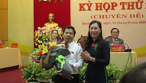Bí thư tỉnh ủy Quảng Ngãi Bùi Thị Quỳnh Vân chúc mừng tân Chủ tịch tỉnh Quảng Ngãi.