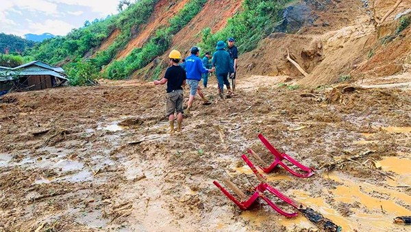 Các lực lượng chức năng đang tiếp cận hiện trường tìm kiếm nạn nhân