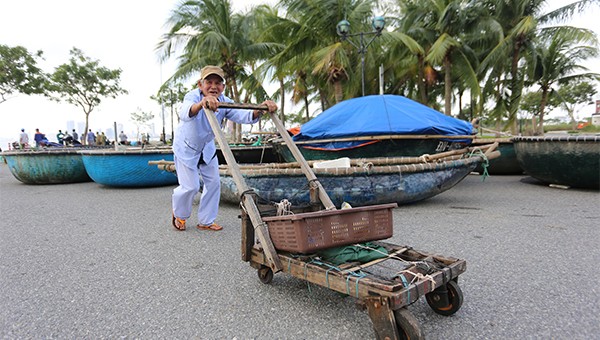 Người dân Đà Nẵng chuẩn bị ứng phó bão số 13.