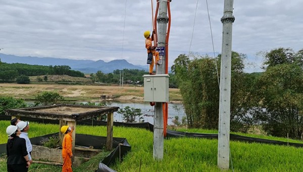 Đưa vào sử dụng công trình cấp điện cho xã vùng cao huyện Sơn Hà Quảng Ngãi