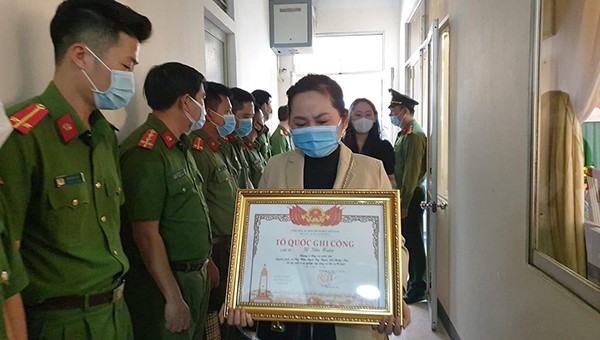 Thân nhân 2 liệt sĩ Công an Đà Nẵng nhận bằng Tổ quốc ghi công.