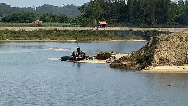 Khai thác khoáng sản trên sông Trà Khúc Quảng Ngãi.