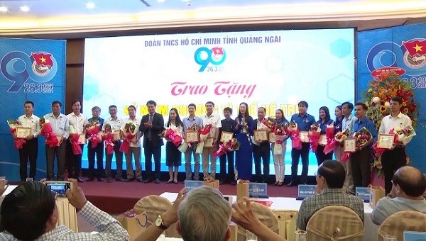 Đồng chí Phạm Kim Cúc (thứ 4 từ trái sang) và Đồng chí Lê Việt Hùng (thứ 3 từ trái sang) nhận Kỷ niệm chương “Vì thế hệ trẻ”.