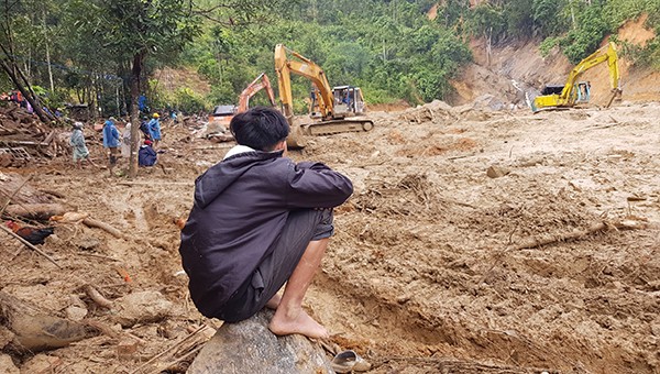 Ngóng đợi tìm kiếm nạn nhân mất tích trong vụ sạt lở tại Trà Leng