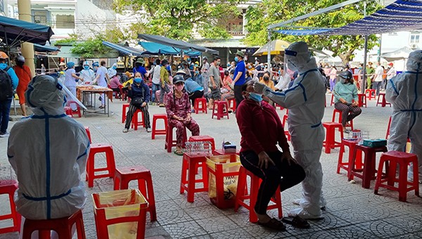 Các tiểu thương chợ Phước Mỹ được xét nghiệm Covid-19 theo phương pháp gộp.