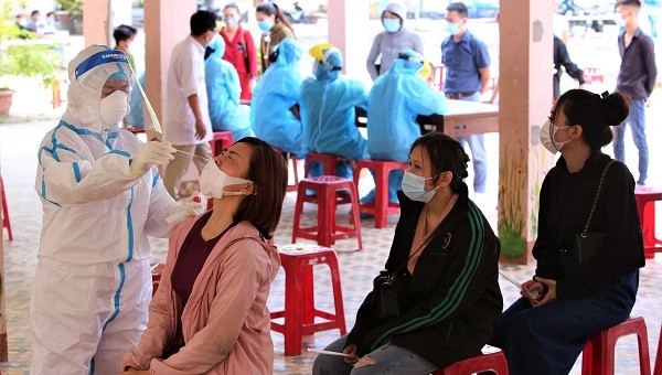 Nhân viên y tế lấy mẫu xét nghiệm Covid-19 cho người dân Đà Nẵng.