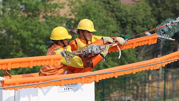 EVNCPV ứng dụng công nghệ sửa chữa nóng lưới điện, đảm bảo cung cấp an toàn, liên tục, 