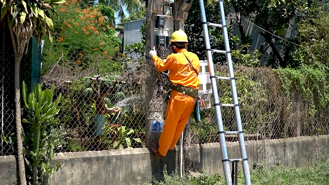 Lắp đặt công tơ mới cho khách hàng