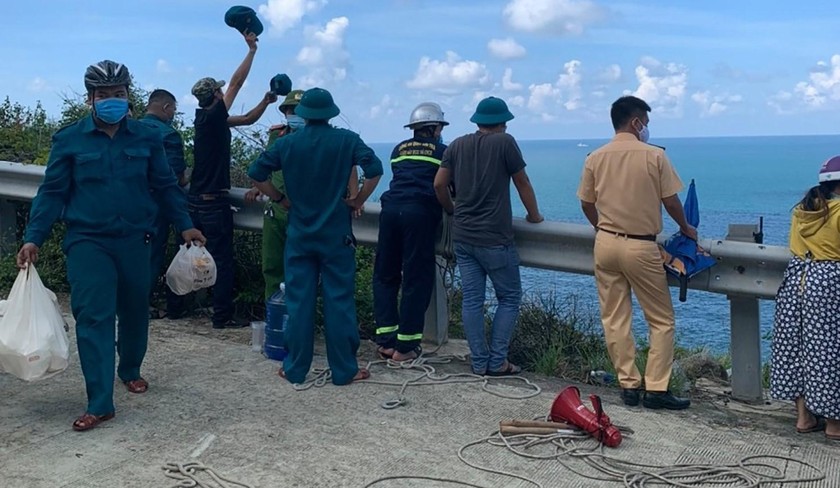 Lực lượng chức năng có mặt tại hiện trường để lên phương án tìm kiếm tung tích nạn nhân.