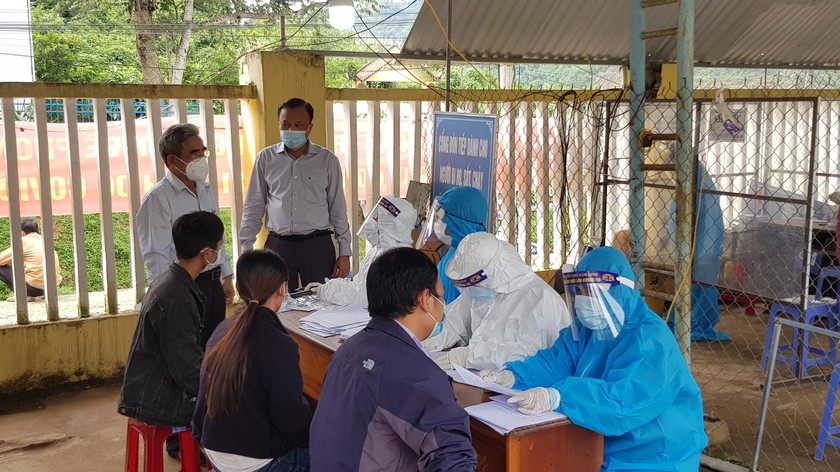 Ngành y tế lấy mẫu xét nghiệm COVID-19 tại 1 trường học ở huyện Nam Trà My.