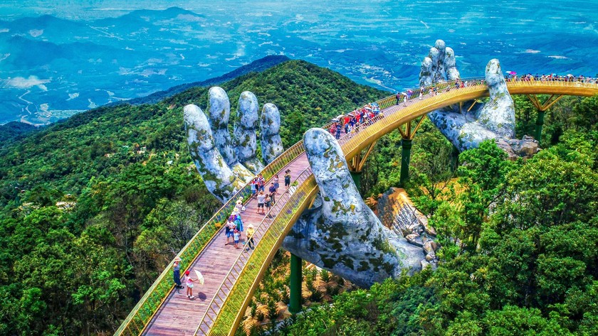 Cầu vàng tại khu du lịch Sun World Bà Nà Hills (Đà Nẵng).